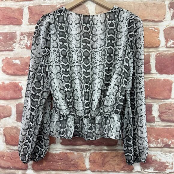 Express Top Women's Small White Black Abstract Snakeskin Casual Popover Shirt - Picture 4 of 8